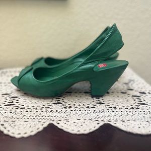 Vialis Peep Toe Sling Back Sculptural Heels Green Size 7